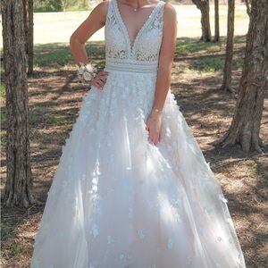 Elegant Lace V-Neck Dress for Prom or Wedding